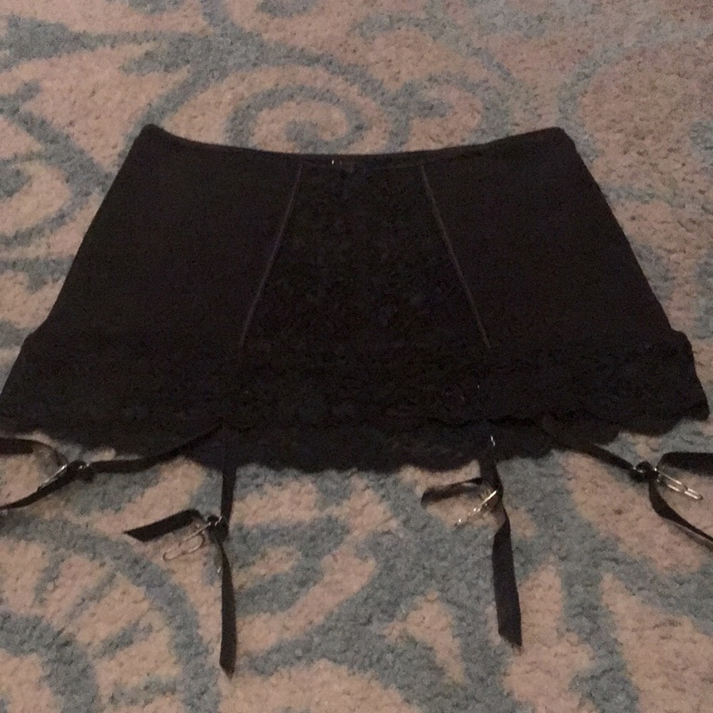 FREDERICK’S of HOLLYWOOD Mesh Shapewear Skirt 🖤